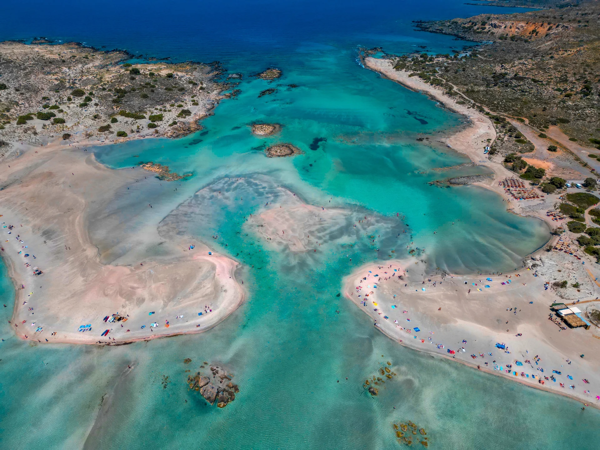 Αεροφωτογραφία της παραλίας του Ελαφονησίου και της τυρκουάζ λιμνοθάλασσας στη δυτική Κρήτη
